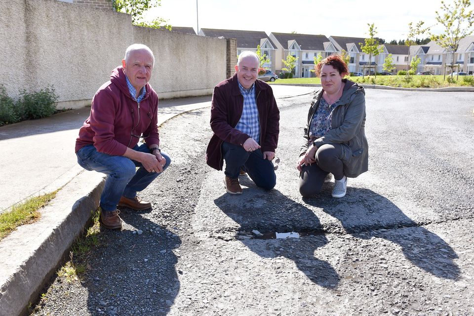 Michael Lister (Centre) with Gerry and Maria Bingham, Marine CRescent. Photo: Ken Finegan/www.newspics.ie