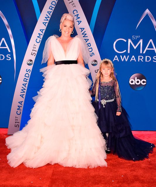 Willow Sage Hart (R) and singer-songwriter Pink (L) attend the 51st annual CMA Awards at the Bridgestone Arena on November 8, 2017 in Nashville, Tennessee.  (Photo by Michael Loccisano/Getty Images)