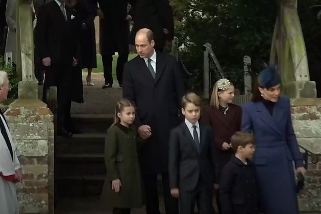 Le roi Charles d'Angleterre a été vu en public pour la première fois depuis l'annonce de son diagnostic de cancer alors qu'Harry arrivait au Royaume-Uni pour voir son père.