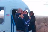 thumbnail: Lauren Sanchez hugging her partner Jeff Bezos after her flight in Blue Origin's spaceship. Photo: PA