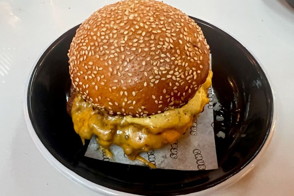 Burger de bœuf vieilli à sec, cornichons maison, fromage américain, sauce burger maison, pain de pommes de terre au sésame maison. Photo : Lucinda O'Sullivan