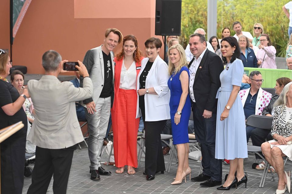 Los jueces Don O'Neill, izquierda, Nuala Carey, Ollie Turner y Mindy Rose (anteriormente Rose of Tralee) con Susan O'Gara y la Ministra de Educación Norma Foley en la recepción Keys Civic organizada por el Consejo del Condado de Kerry. Foto de Dominic Walsh.