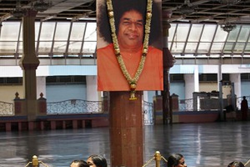 Sai Baba Sex - Politicians pay respects to guru | Independent.ie