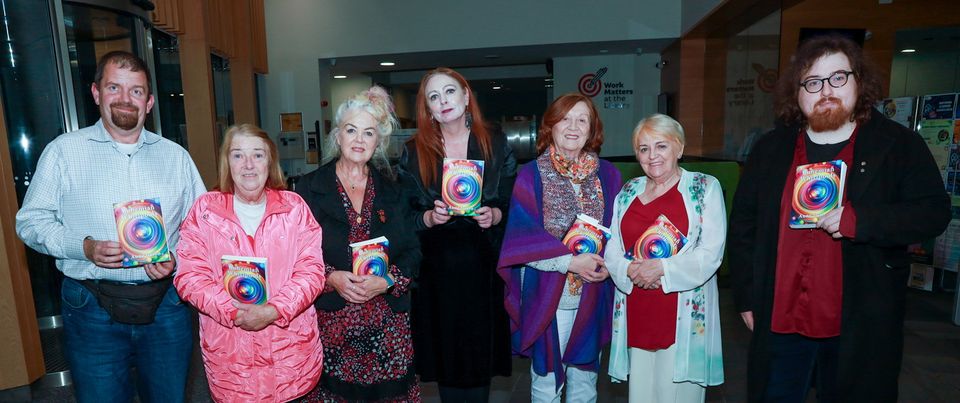 Wally O Neill, Carmel Conroy, Mary Kilhanson, Anne Ireton, Veronica Lombart, Anne Colgan et Odhran Somers assistant au lancement du livre d'Anne Ireton de son nouveau livre Bohemian Whirlpools à la bibliothèque Gorey. PHOTO : Sabrina Ffrench