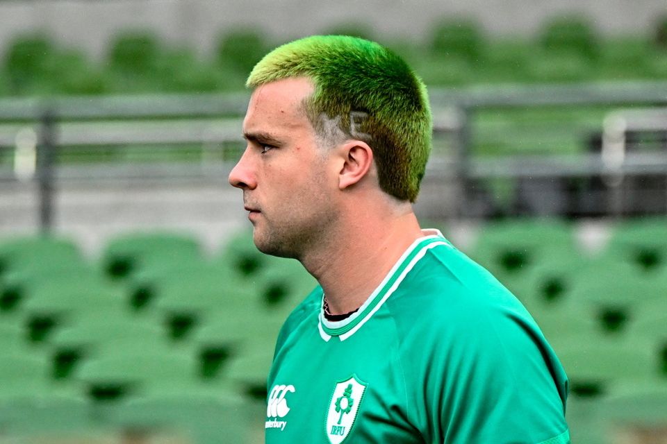 Mac Hansen pose avec un KE rasé dans les cheveux pour son coéquipier Keith Earles lors de la course de rugby des capitaineries d'Irlande