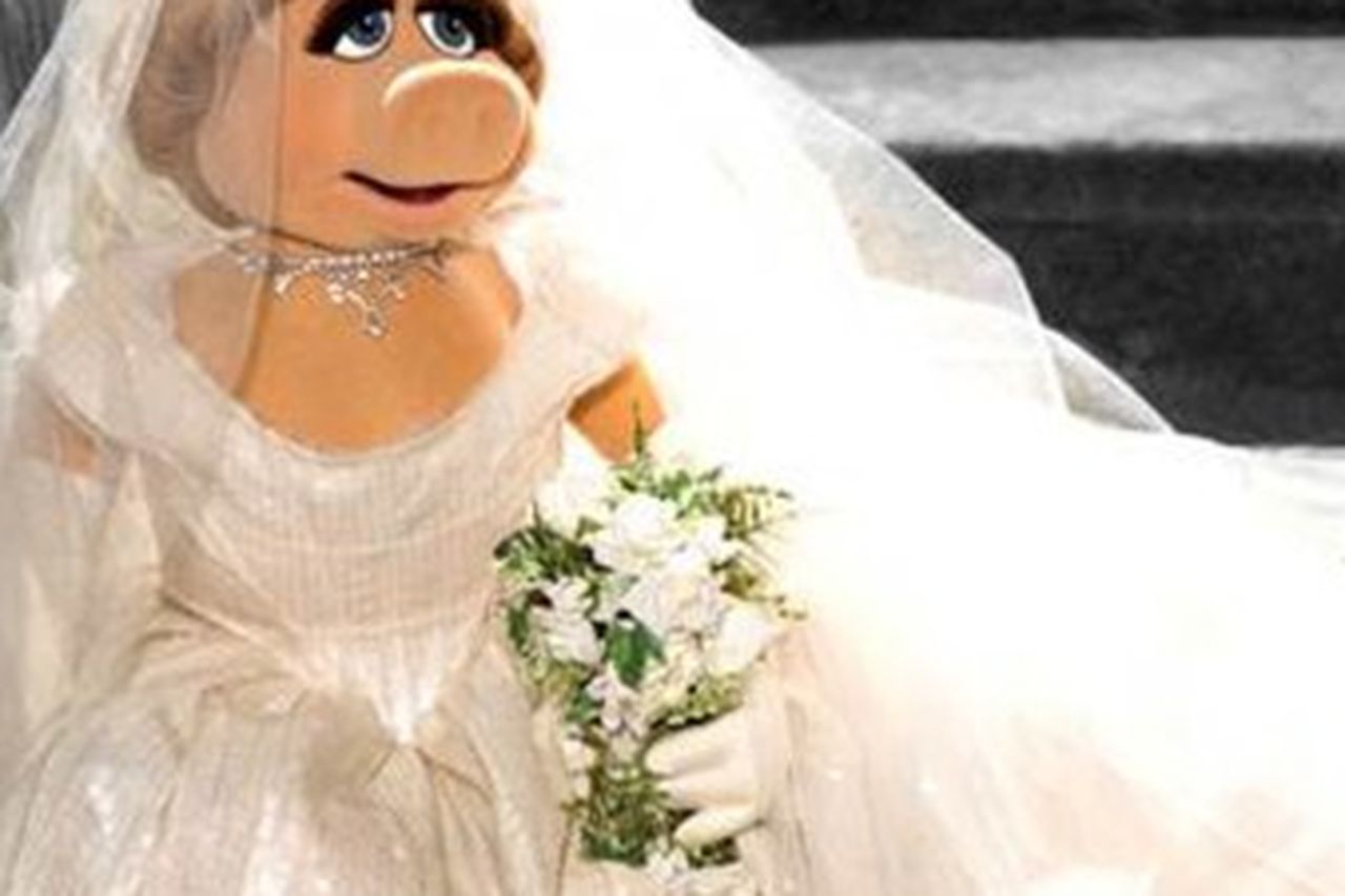 Miss Piggy's Vivienne Westwood wedding dress :: Fashion news