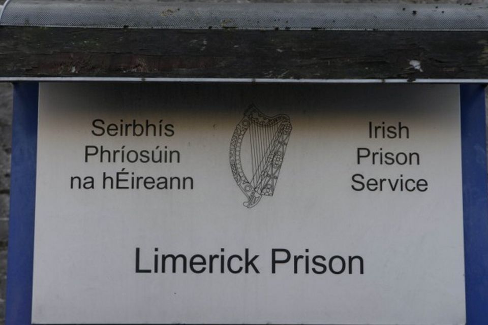 Prisoner returns himself to Limerick jail following escape during