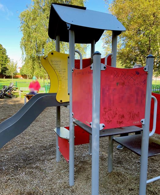 Un parque infantil en Herbert Park fue vandalizado con consignas racistas y antisemitas