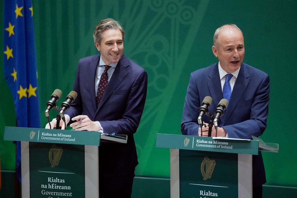 O vice-primeiro-ministro da Irlanda, Simon Harris, e o primeiro-ministro irlandês, Micheál Martin, celebraram a assinatura de um novo acordo comercial entre a União Europeia e os Estados Unidos, que estabelece uma tarifa de 15% sobre grande parte das importações europeias destinadas ao mercado americano.