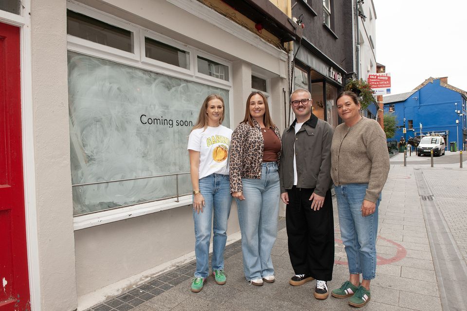 La famille Bates posant devant leur nouveau café « Gather » sur Selskar Street.