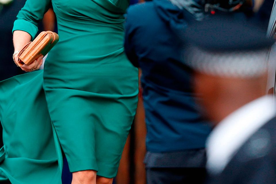 Sarah Ferguson takes centre stage in fitted green dress with unusual gilded  boater hat at daughter Eugenie's wedding | Irish Independent