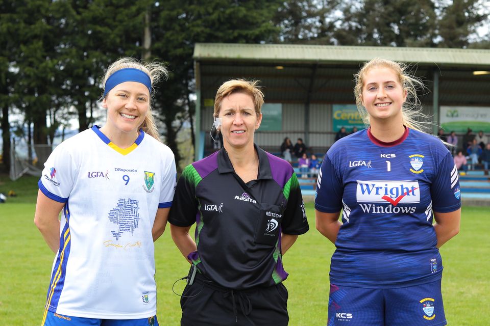 Wicklow captain Sarah Jane Winders, match referee Angela Gallagher and Westmeath captain Lauren McCormack. 