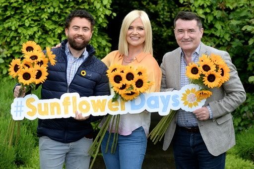 El meteorólogo de Virgin Media Derek Hartigan, Karen Koster y Martin King lanzan la recaudación de fondos Hospice Sunflower Days para coincidir con la nueva serie de Virgin 'Inside the Hospice'