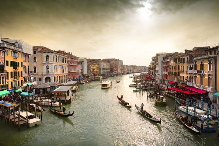 Former mayor urges tourists not to pay fee to enter Venice
