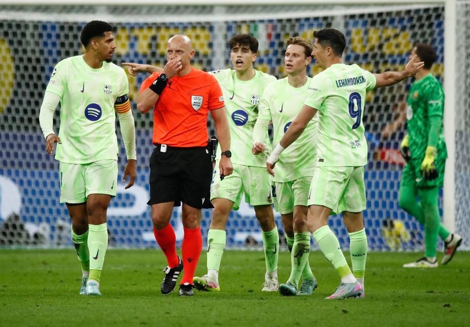 Barcelona's Ronald Araujo, Pau Cubarsi, Frenkie de Jong and Robert Lewandowski remonstrate with referee Szymon Marciniak after Inter Milan's Francesco Acerbi scores their third goal.