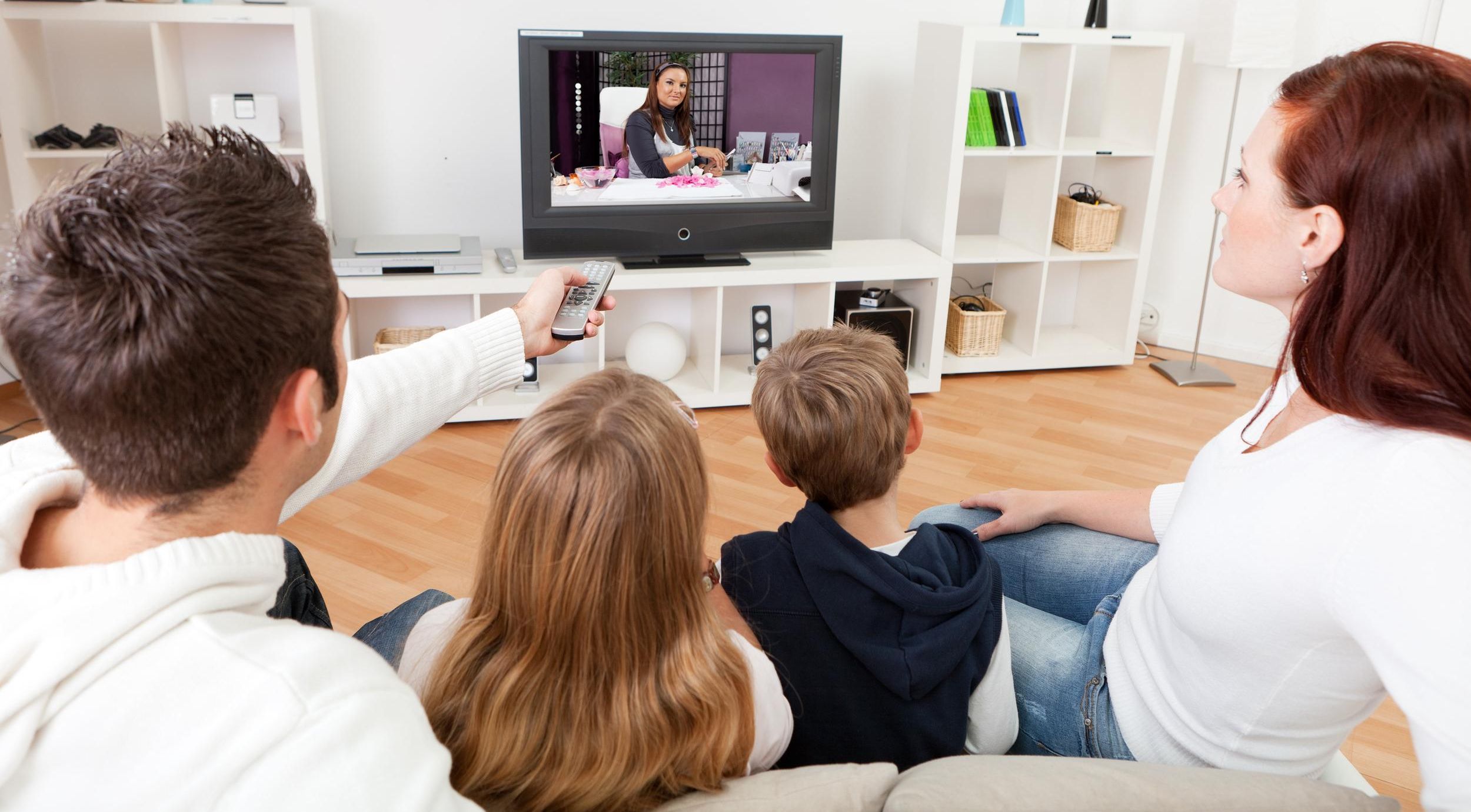 Посмотрите видео 1 раз. Семья у телевизора. Семья смотрит телевизор. Семья перед ТВ. Родители у телевизора.