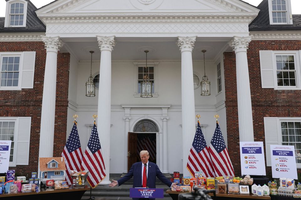 Republikeinse presidentskandidaat en voormalige Amerikaanse president Donald Trump zwaait met zijn hand tijdens een persconferentie op de Trump National Golf Club in Bedminster, New Jersey, VS, 15 augustus 2024. REUTERS/Jenna Moon