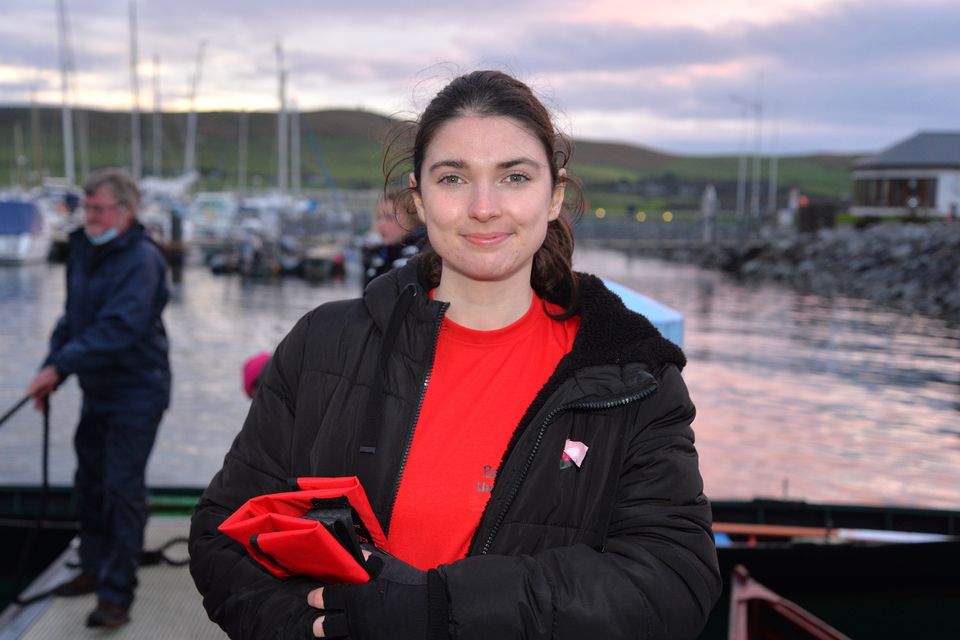 La actriz Rachel Feeney en el puerto deportivo de Dingle el viernes después de un día de rodaje de Darrach en el puerto.  Foto de Declan Malone