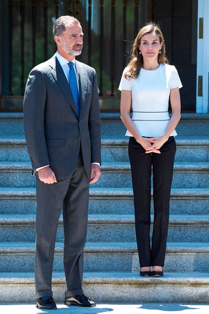El rey Felipe de España y la reina Letizia de España reciben al presidente esloveno Borut Pahor (centro) en el Palacio de la Zarzuela el 27 de junio de 2017 en Madrid, España.  (Foto de Carlos Álvarez/Getty Images)