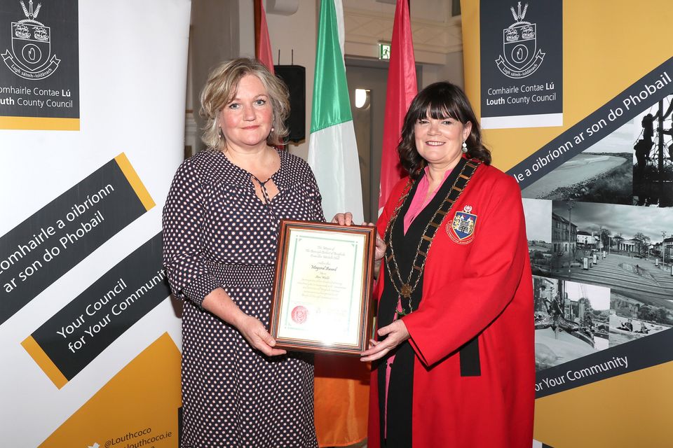 Mayor Michelle Hall presents the award to Aine Walsh. 