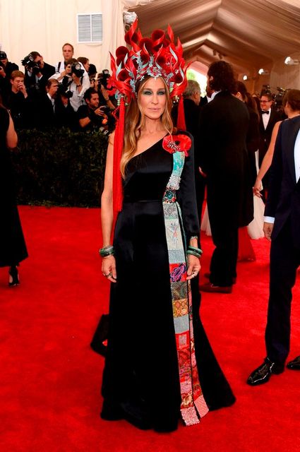 Sarah Jessica Parker wore H&M and Phillip Treacy and looked like the fire emoji in the process.