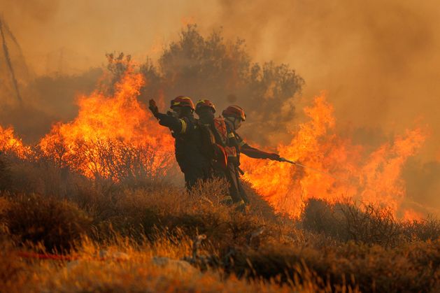 Greece wildfires: Blazes threaten Athens homes as 1,000 in Crete forced to flee