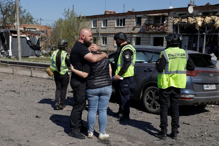 Missile strike on centre of Ukrainian town kills six civilians