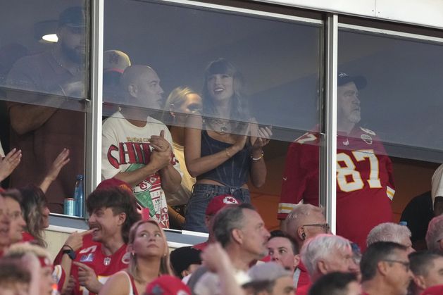 テイラー・スウィフト、破局の噂が流れる中、NFL開幕戦でカンザスシティ・チーフスのスター、トラビス・ケルシーを応援