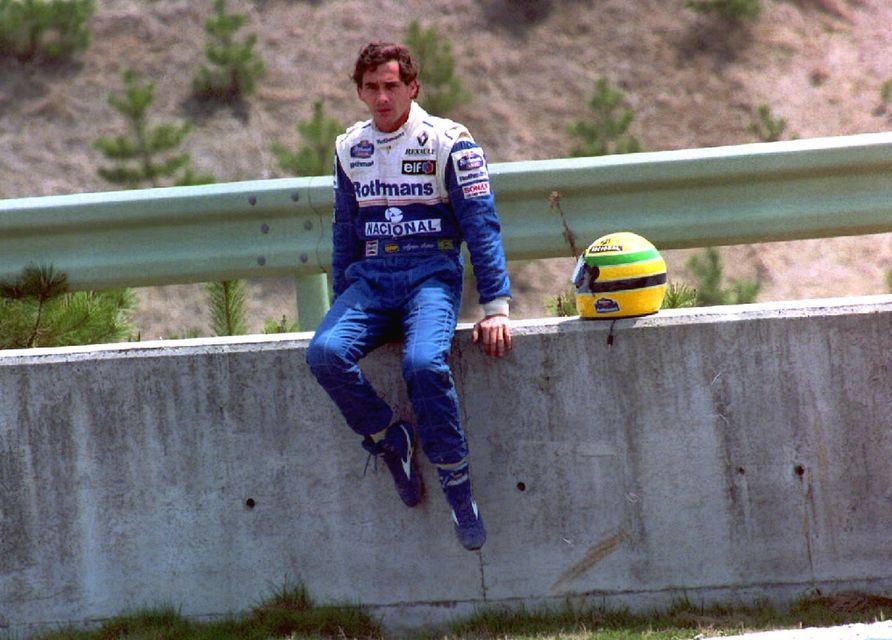 Ayrton Senna si trova a bordo pista dopo essere stato eliminato nella gara del GP del Pacifico due settimane prima della sua morte.  Foto: Pascal Rondeau/ALLSP