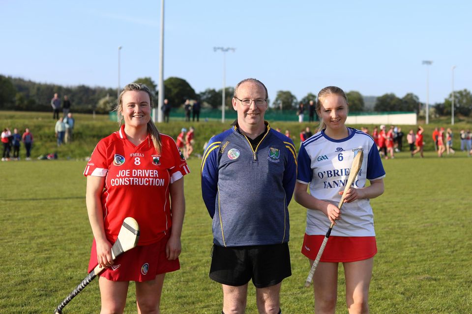 Glenealy captain Laura Manley, referee Con O Ceadaigh and Aughrim captain Aoife Campbell.