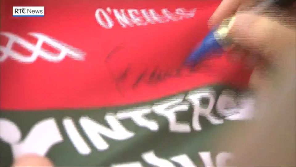 RTÉ News - Audrey Elliott got the Pope to sign her Mayo jersey at