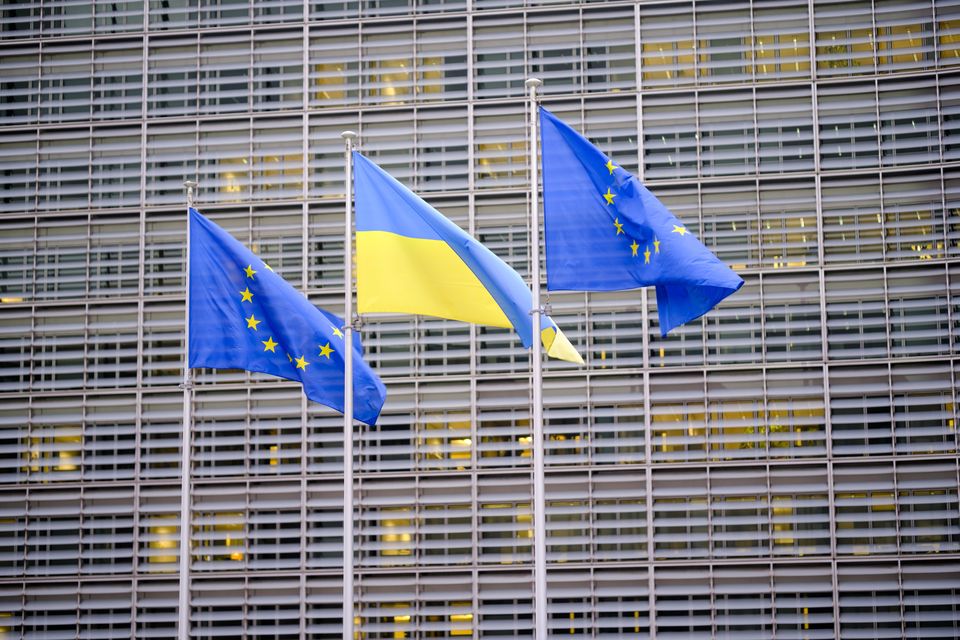 Ukrainian and EU flags in front of the Berlaymont, the EU Commission headquarters in Brussels. Photo: Getty