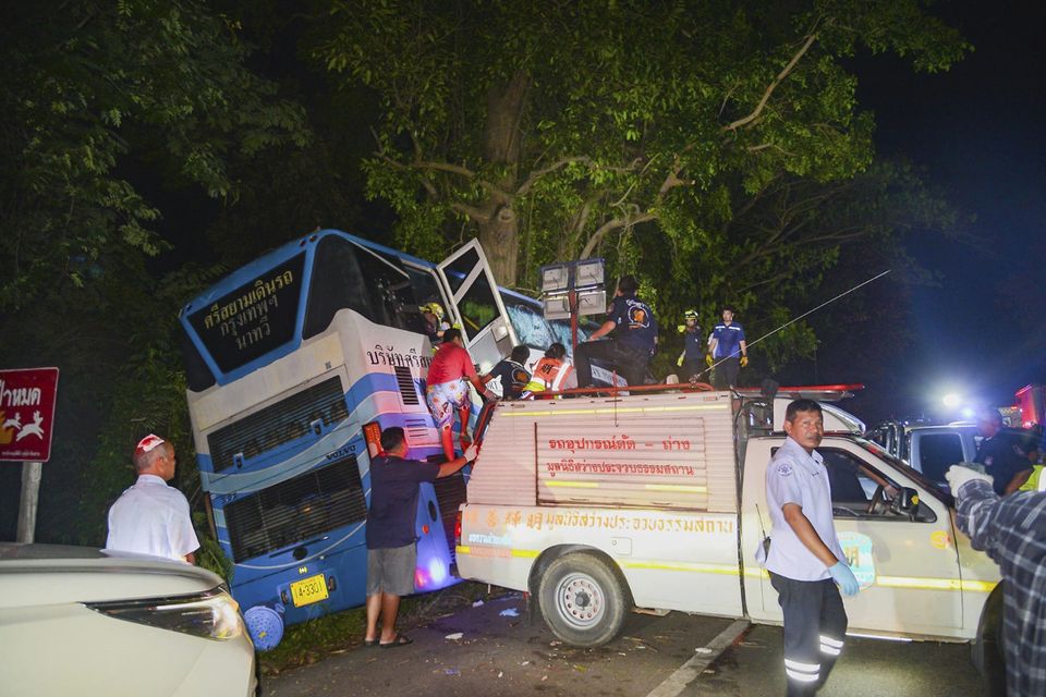 Rescue workers and volunteers work at the site of a bus accident at the Prachuap Khiri Khan province in Thailand (Sawang Rungrueang Rescue22 Foundation via AP)