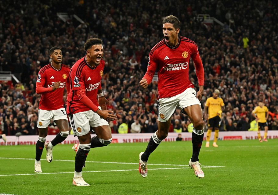 Raphael Varane de Manchester United célèbre son premier but pour Jadon Sancho