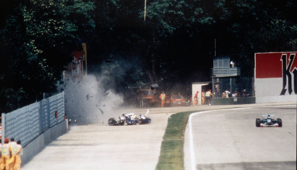 Ayrton Senna si schianta contro un muro a 300 chilometri orari durante il Gran Premio di San Marino 1994 a Imola, in Italia.  Senna morì poi all'Ospedale Maggiore di Bologna.  Foto: Alberto Pizzoli/Sigma
