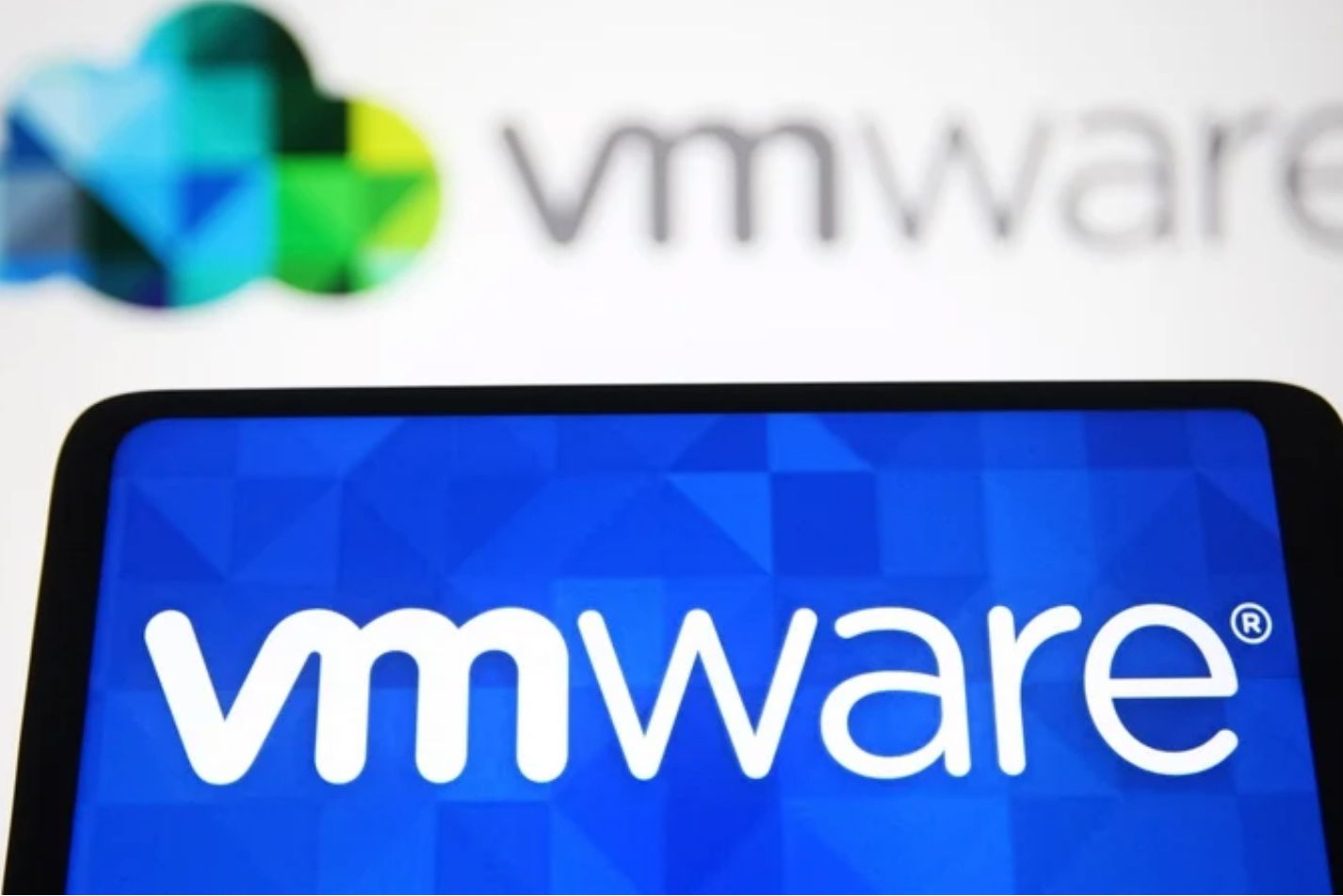Simon Coveney affirme que les centaines de suppressions d’emplois proposées par VMware représentent un « coup dur ».