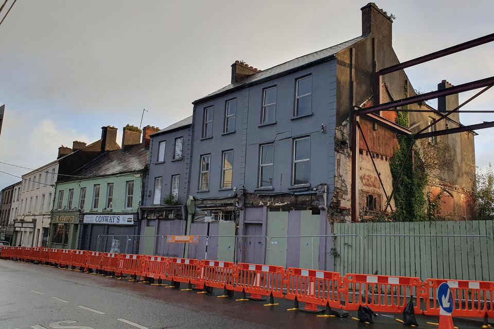 Es la calle más deteriorada de Sligo: High Street, donde recientemente comenzaron los trabajos para fortalecerla debido a las preocupaciones sobre la estabilidad del edificio.