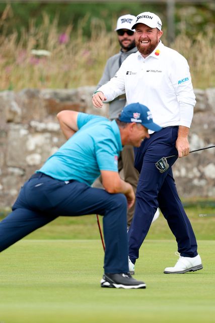 Shane Lowry de Irlanda observa antes del 152º Abierto en Royal Troon