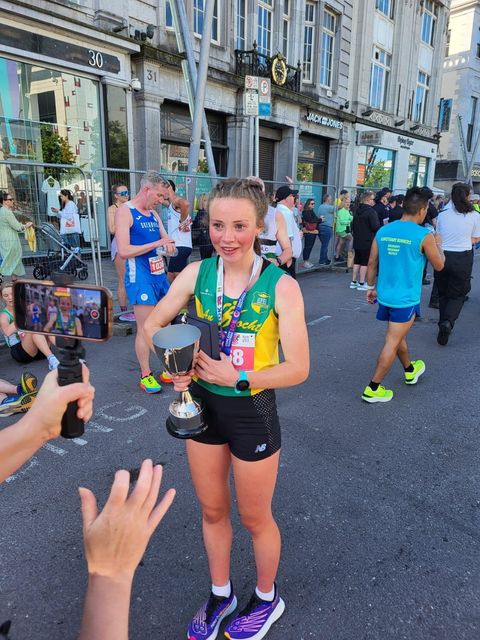 Niamh O’Mahoney with her cup after she won the 10km race in Cork on Sunday