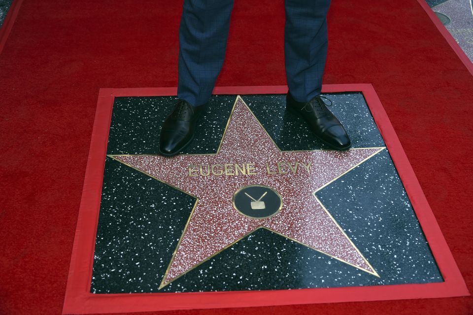 Юджин Леви со своей звездой на Аллее славы в Голливуде (Ричард Шотвелл/Invision/AP/PA)