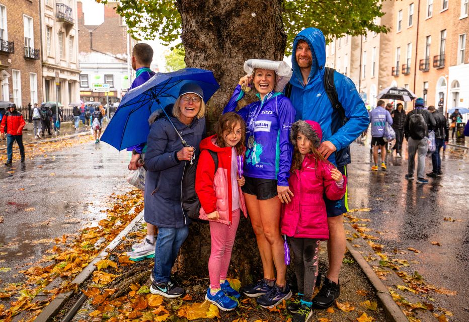 Eilish Reid de Dublin avec ses filles Isabelle et Faye Kinsella, son mari Barry et sa mère Rita Reid après avoir terminé le Irish Life Marathon à Dublin.  Photo : Mark Condren