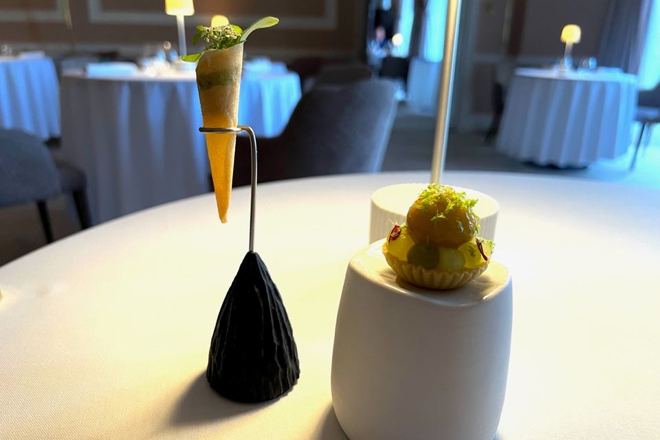 Cornet de maquereau LR, raifort et citron, chou-fleur, épice vadouvan, pomme et citron vert. Photo : Lucinda O'Sullivan