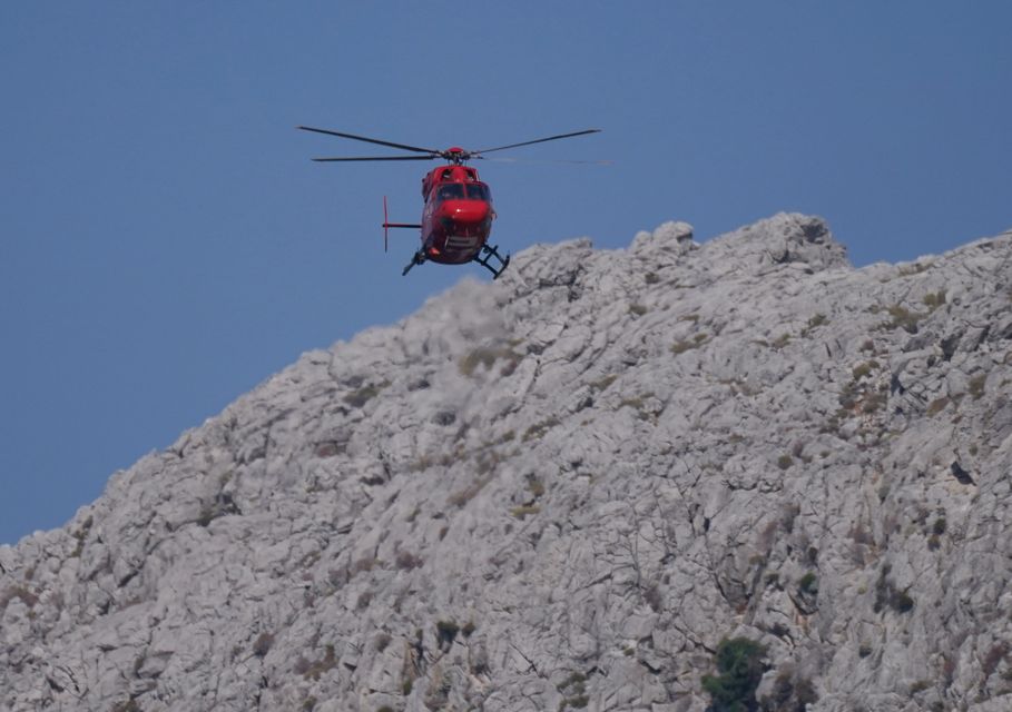 Un hélicoptère survole les collines de Pedi, Symi, en Grèce, alors qu'une opération de recherche et de sauvetage est menée pour le médecin et chroniqueur de la télévision Michael Mosley (Yui Mok/PA)