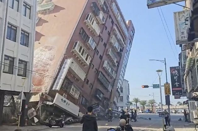 台湾で25年ぶりの強い地震で9人死亡、数十人が閉じ込められたまま