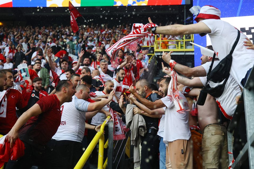 Los aficionados de Turquía y Georgia se enfrentaron antes del partido en Dortmund.