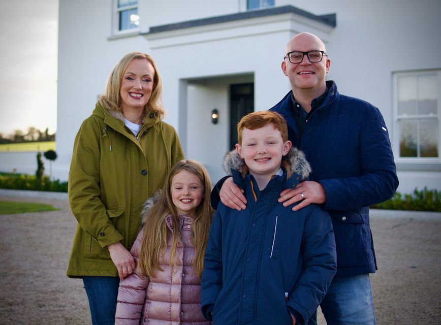 Charlene y Alan de Antrim con sus dos hijos en RTÉ Home of the Year