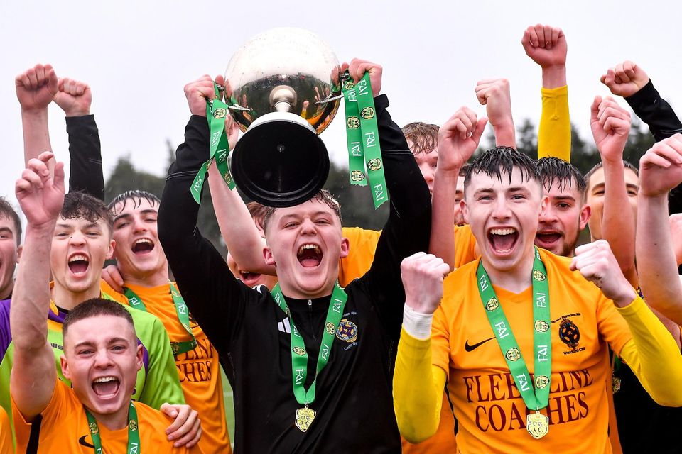 Captain Shay O’Leary collects the Dr. Tony O’Neill Cup to the delight of his team-mates.