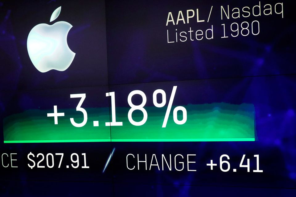 An electronic screen displays the Apple Inc. stock price at the Nasdaq Market Site in New York City. REUTERS/Mike Segar