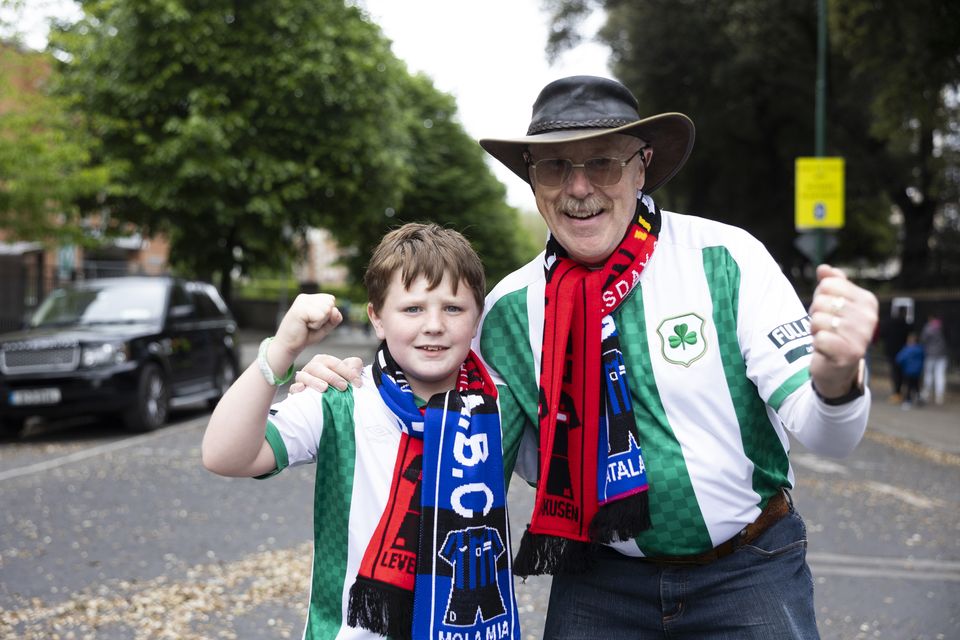 Jimmy Gaffney (10) en zijn grootvader Danny Barton uit Dublin buiten het Aviva Stadium, Dublin, Ierland, voorafgaand aan de Europa League-finale.  Foto door Sam Paul/Collins 