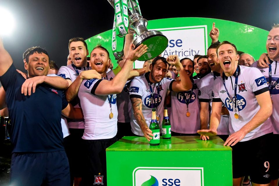 The Dundalk team celebrate with the trophy after the game. SSE Airtricity League Premier Division, Dundalk v Bray Wanderers, Oriel Park, Dundalk, Co. Louth. Picture credit: Paul Mohan / SPORTSFILE